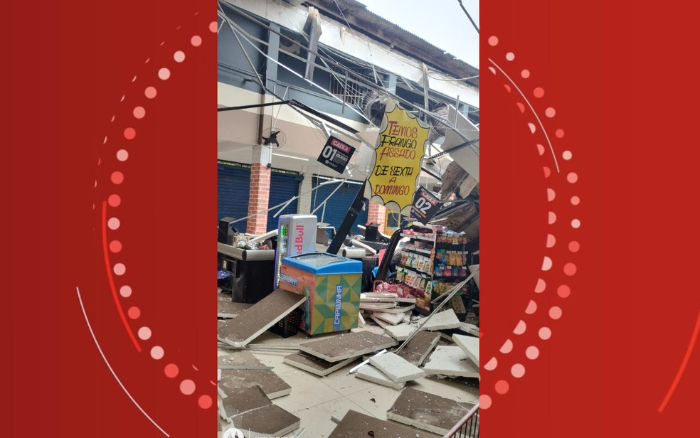 Parte do telhado de supermercado desaba após forte chuva na Região Metropolitana de Salvador — Foto: Reprodução/Redes Sociais