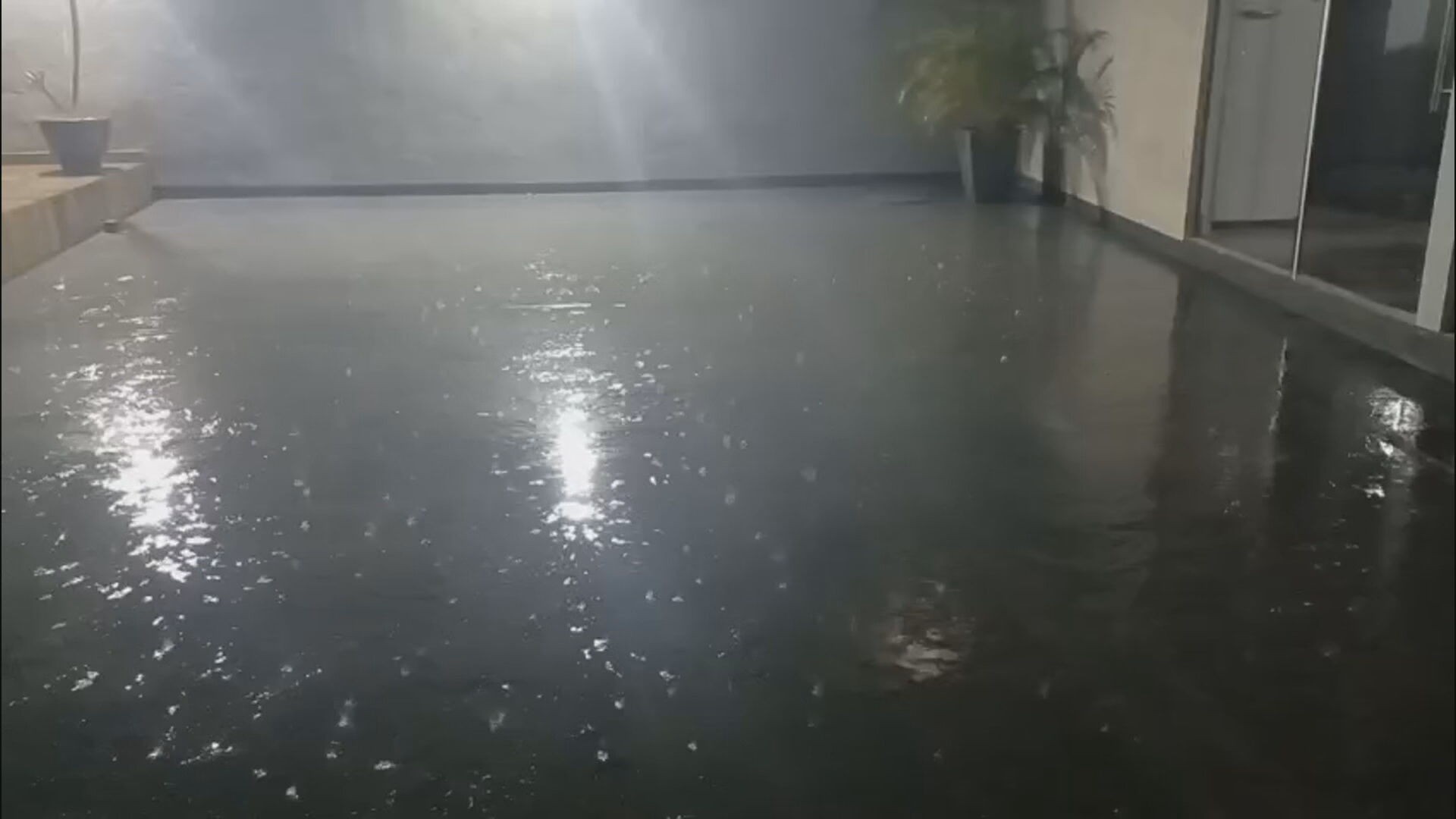 Vendaval e chuva interrompem temporada seca no DF; veja vídeos