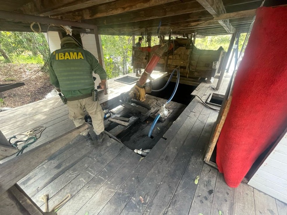 Operação da Polícia Federal inutilizou dragas usadas no garimpo ilegal. — Foto: Divulgação/PF