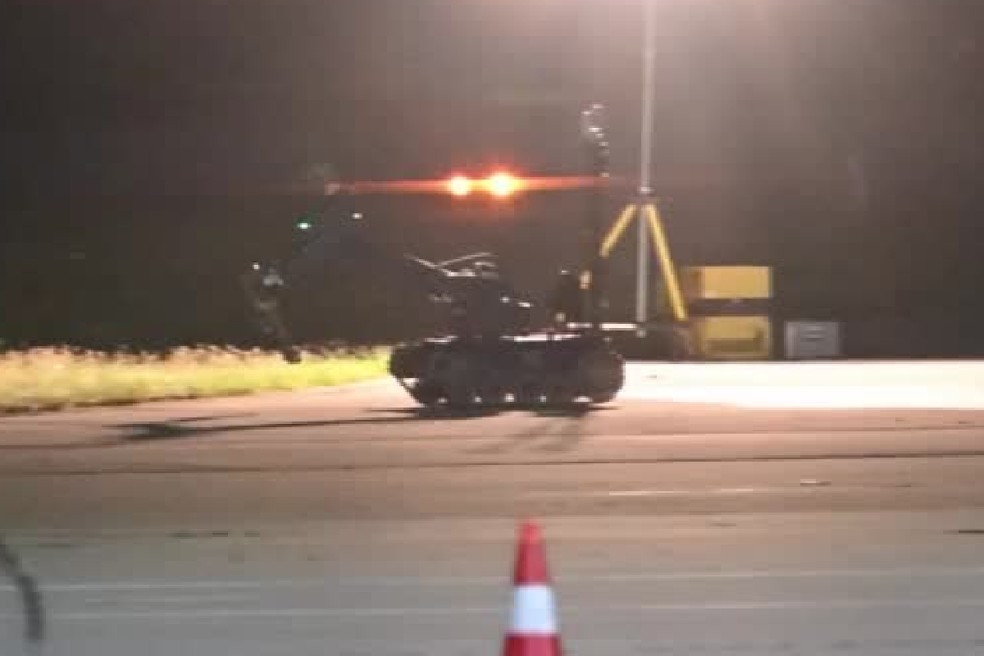 Robô foi usado para remover detonador de drone — Foto: EHL MEDIA/NEWS5 via REUTERS