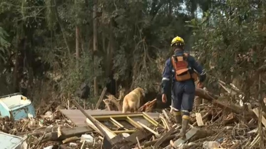 No Vale do Taquari, bombeiros buscam por desaparecidos em meio a uma montanha gigantesca de destroços - Programa: Jornal Nacional 