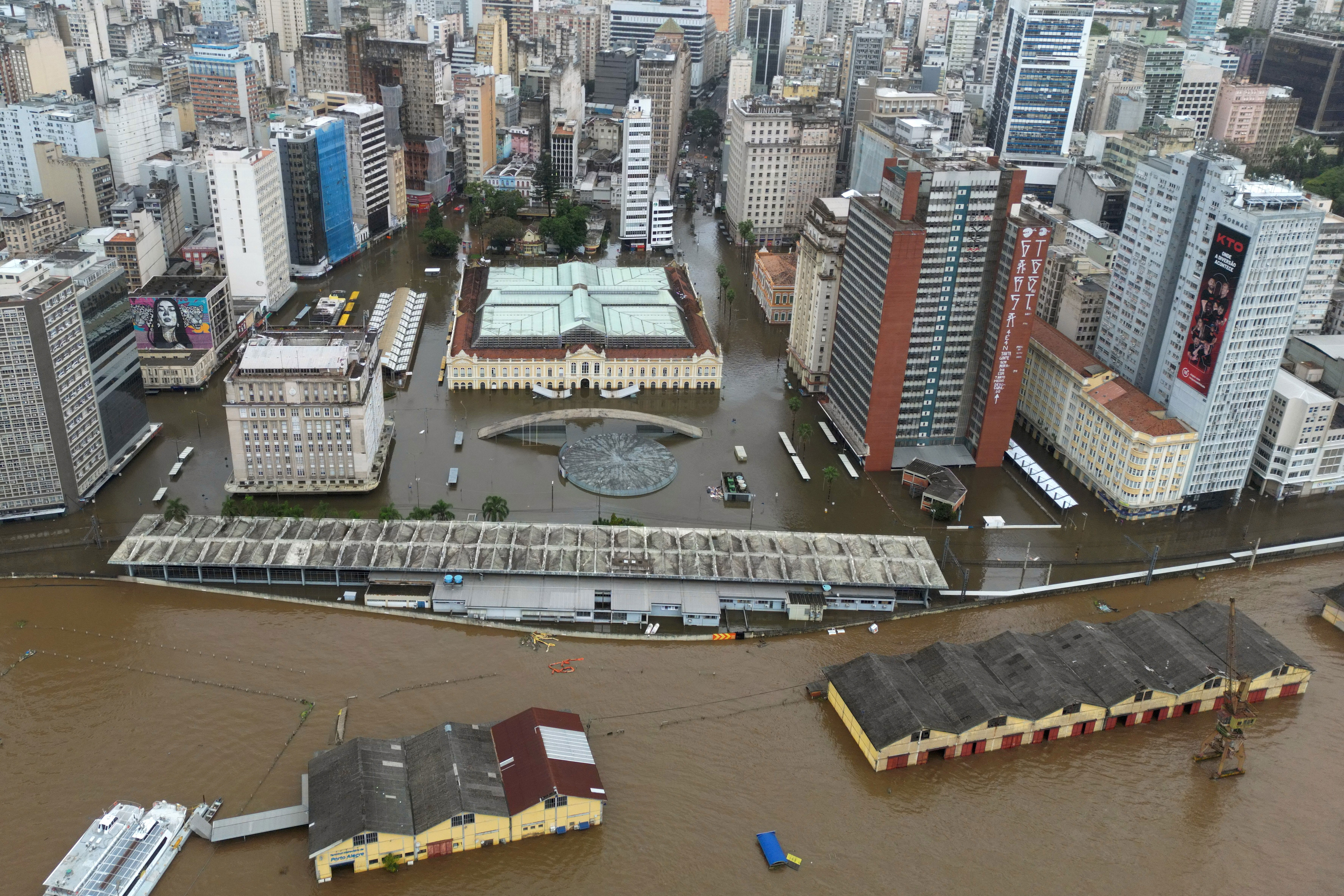 Nível do Guaíba começa a baixar lentamente; cidade na Grande Porto Alegre evacua 2 bairros
