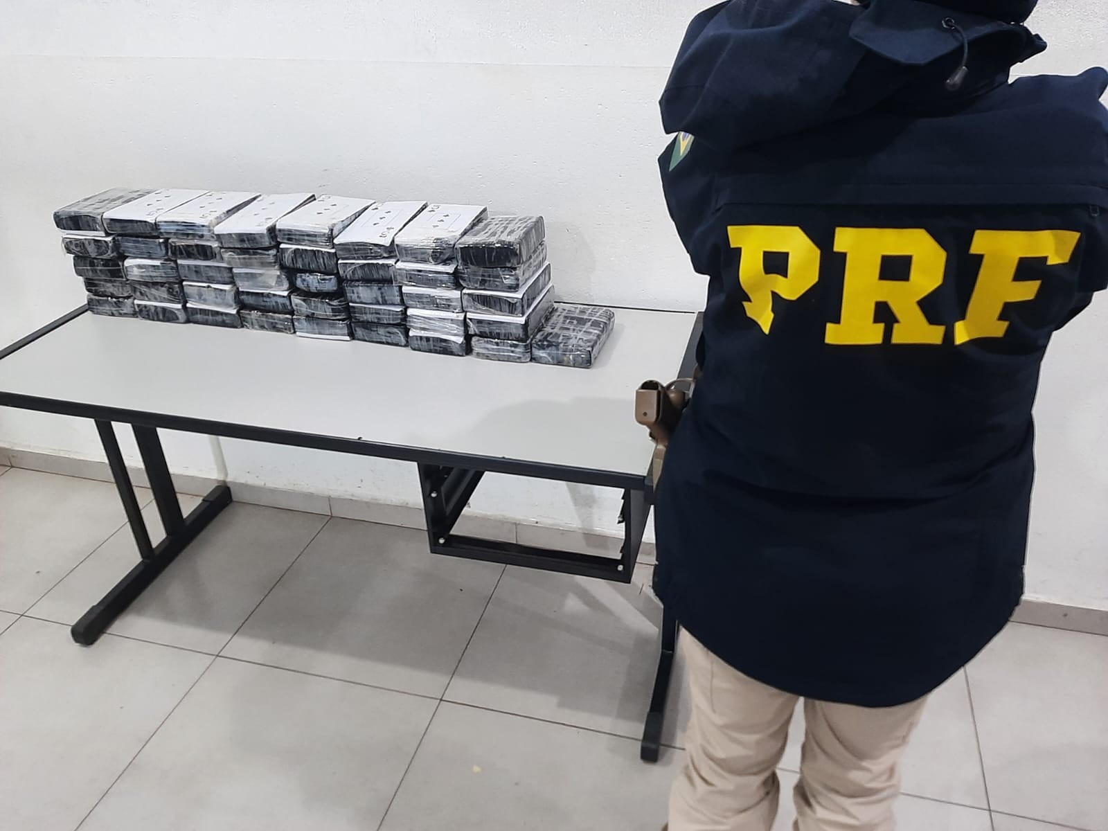 PRF apreende 43 kg de cocaína escondidos em porta-malas de carro na Fernão Dias