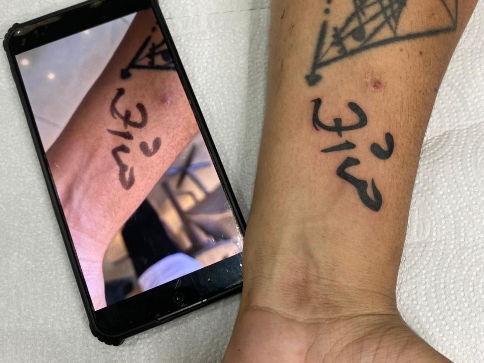 Torcedor do AC ganha autógrafo de Zico no braço e tatua assinatura: 'Sonho de criança'