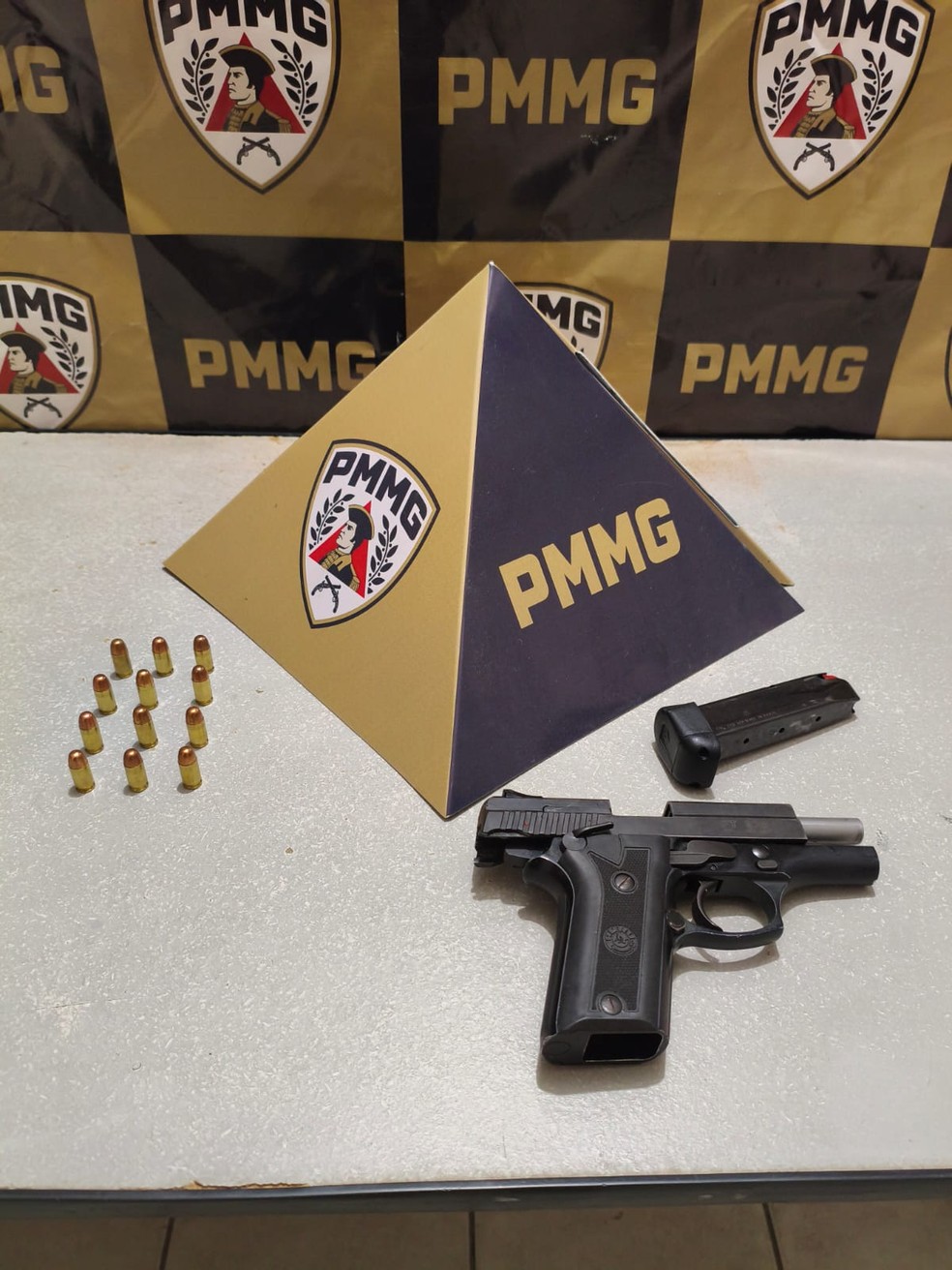 A arma e as munições apreendidas — Foto: Polícia Militar