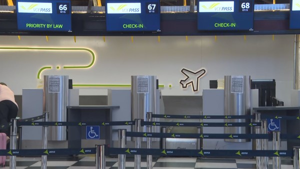 Balcão de atendimento da Voepass vazio no Aeroporto de Congonhas, na Zona Sul de São Paulo, no dia 11 de março de 2025 — Foto: Joabe Marques e Felipe Pereira/TV Globo
