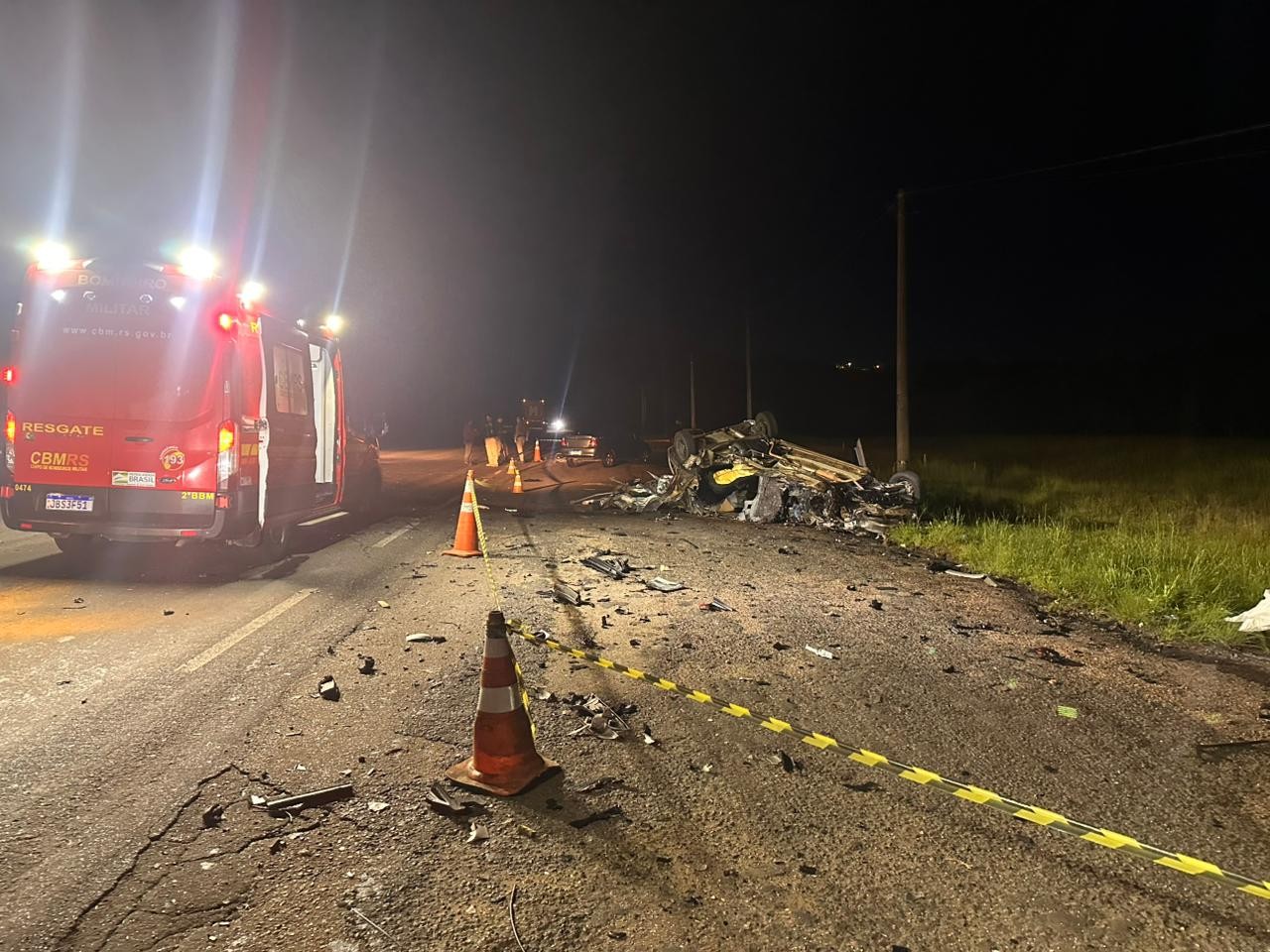 Colisão entre três veículos deixa uma pessoa morta e outras duas feridas na BR-116, em Estância Velha