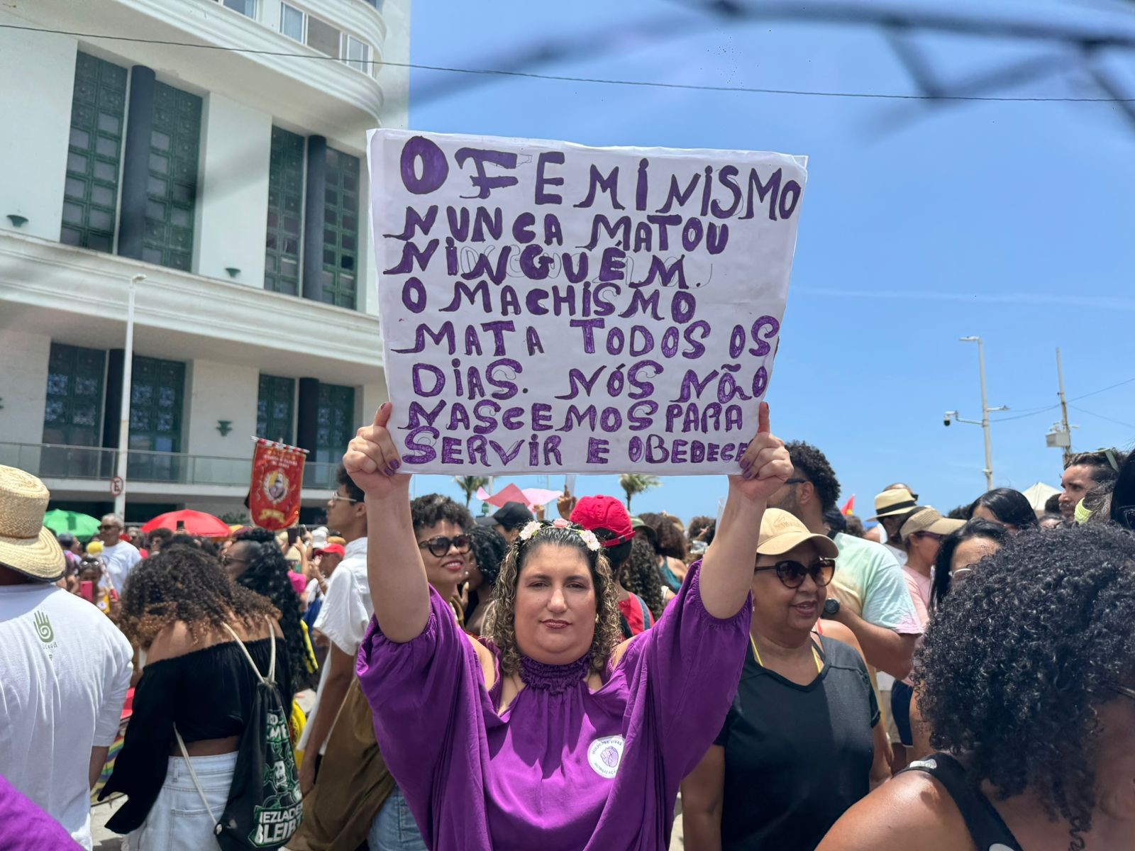 Manifestantes pedem fim do feminicídio e da violência contra a mulher em ato na Bahia