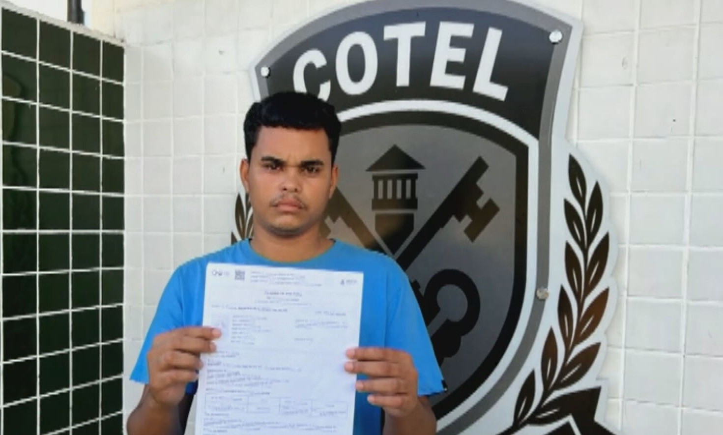 Jovem é solto após ficar 10 meses preso por engano no lugar de acusado de homicídio com mesmo nome; VÍDEO