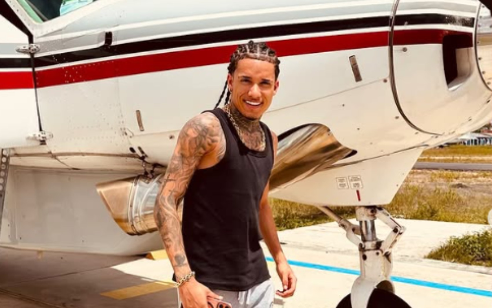 Vendedor de água e ajudante de pedreiro: conheça Theuzinho, baiano que conquistou sucesso meteórico como cantor de arrocha