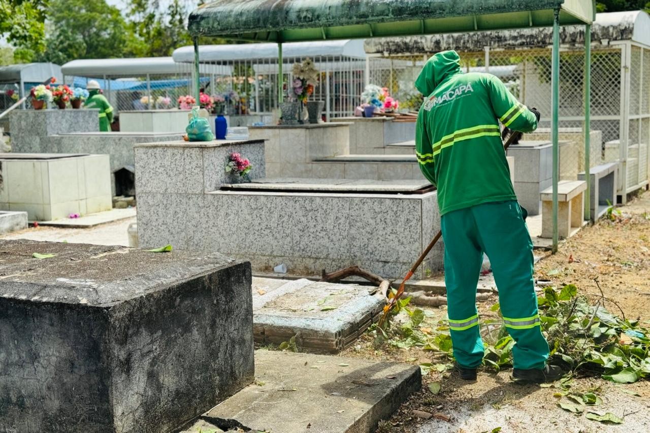 Cemitérios de Macapá passam por serviços de limpeza para o Dia de Finados