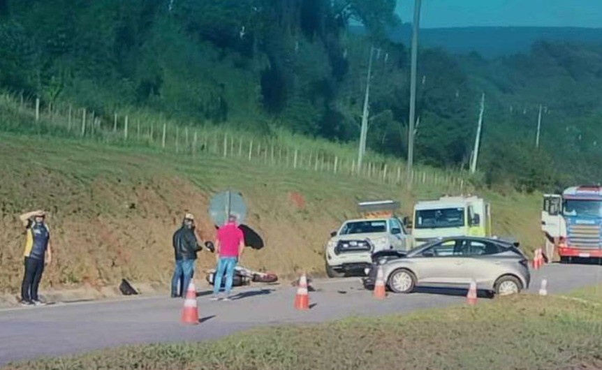 Acidente entre carro, caminhão e motocicleta interdita rodovia que liga Itapeva a Itaberá
