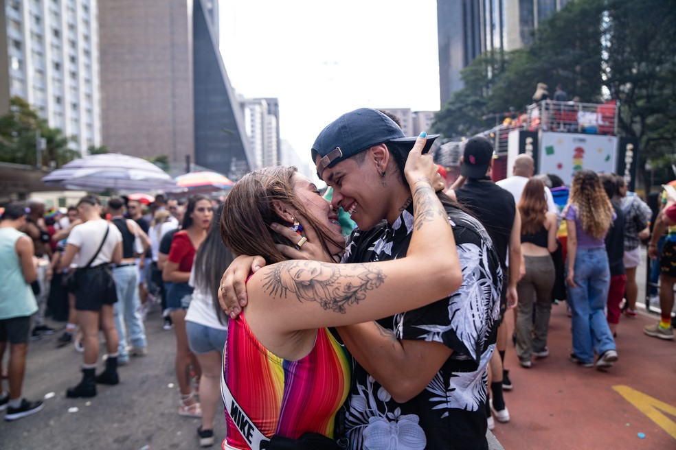Casal se beija na Parada do Orgulho LGBT+ de So Paulo, realizada no domingo (11) na Avenida Paulista — Foto: Fbio Tito/g1