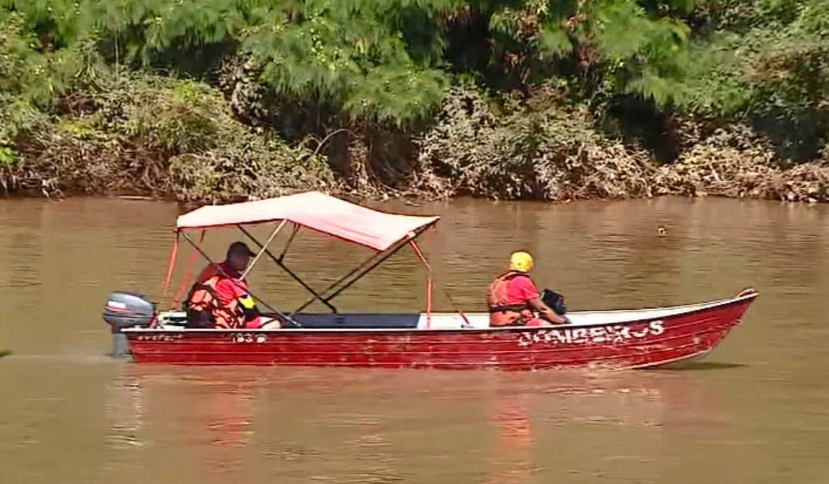 Pescadores auxiliam buscas por mulher desaparecida após carro cair em córrego de Piracicaba
