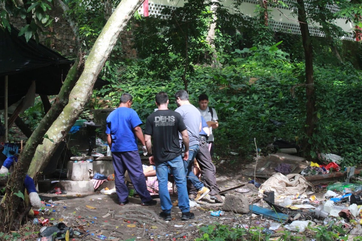 Enquanto Dormia Sentado Em Cadeira Morador De Rua é Assassinado Com Tiro Na Cabeça Em área De 0856