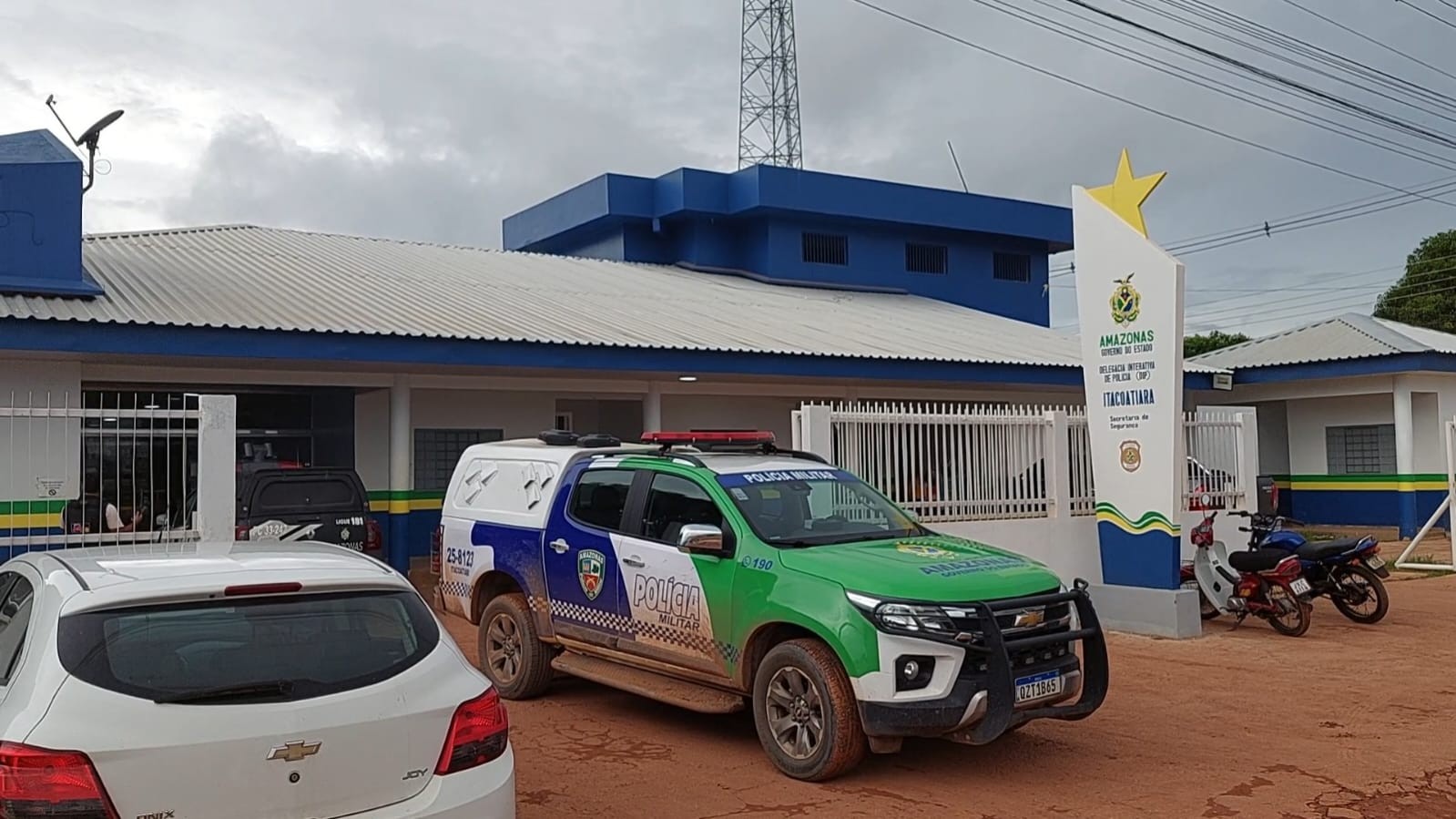 Homem esconde revólver na mochila da filha para despistar polícia e acaba preso no Amazonas
