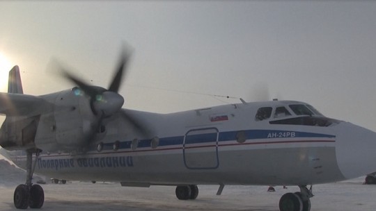 'Trator voador' da era soviética: conheça o An-24, avião bimotor que caiu no leste da Rússia - Governo russo confirmou que o avião perdeu contato com o controle de tráfego aéreo quando se aproximava do seu destino. Mais tarde, fuselagem do avião foi encontrada em chamas. Relatório preliminar aponta que não há sobreviventes.