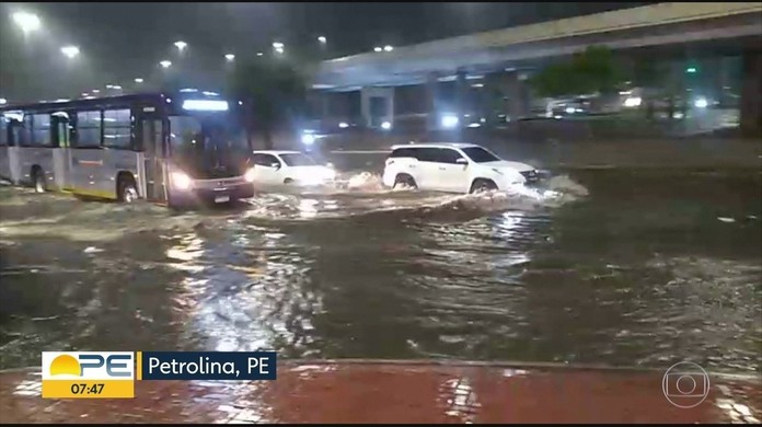 Forte chuva supera 100 mm no Povoado da Tapera, em Petrolina (PE) – Blog  Edenevaldo Alves