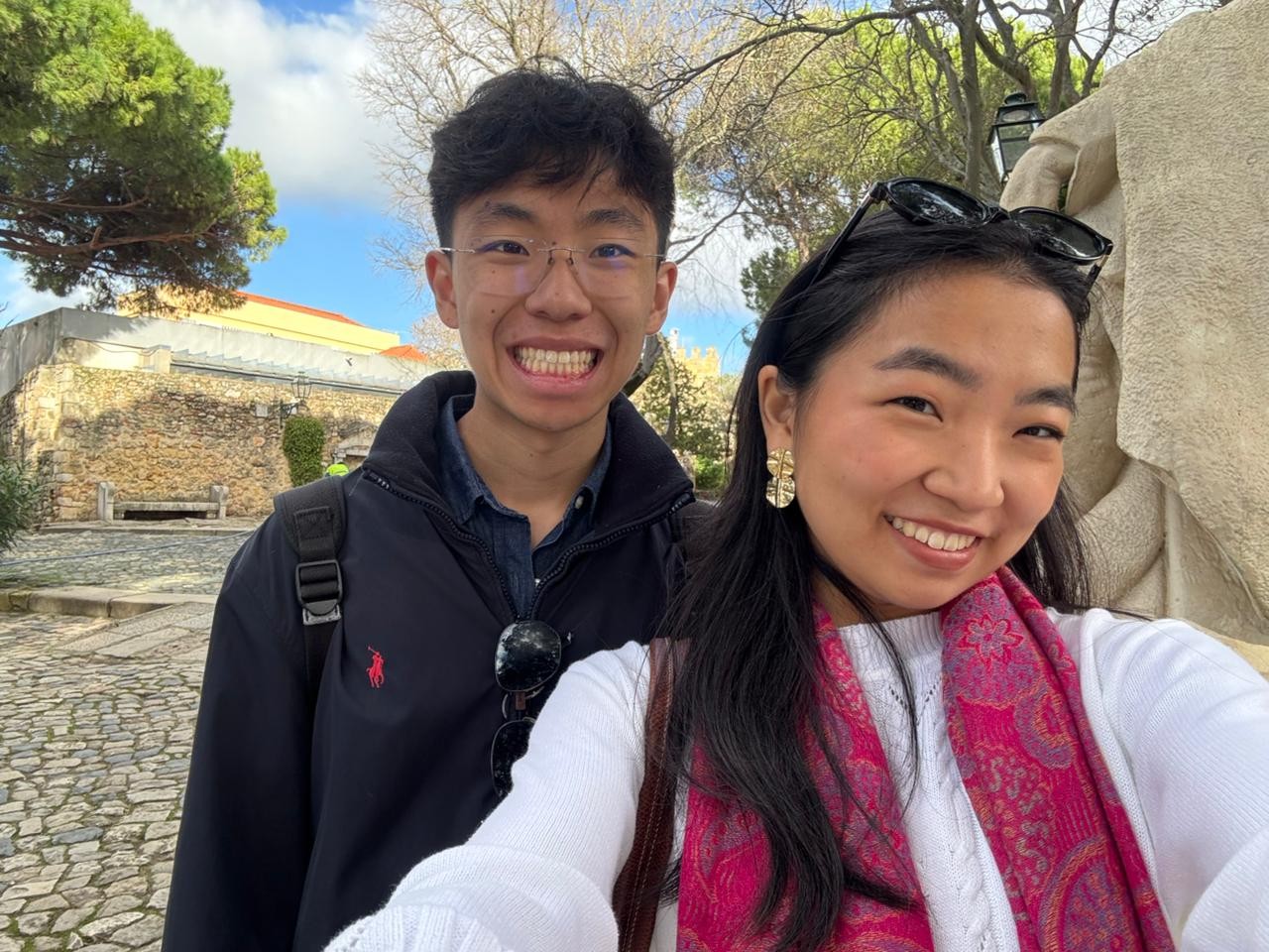 Celular só aos 15, alfabetização no hospital: como gêmeos brasileiros de 18 anos chegaram a universidades de elite nos EUA