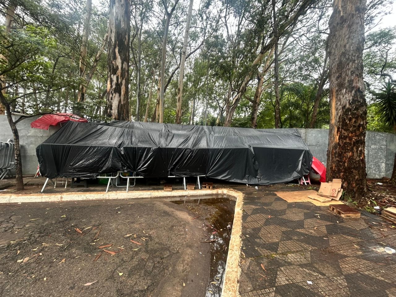 Vendedores ambulantes improvisam acampamento para garantir entrada no Ibirapuera durante carnaval de rua