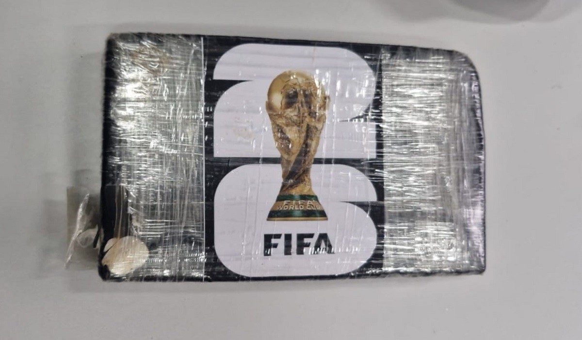 Polícia apreende cocaína em embalagem com logo da Fifa e imagem da taça da Copa do Mundo no interior de SP