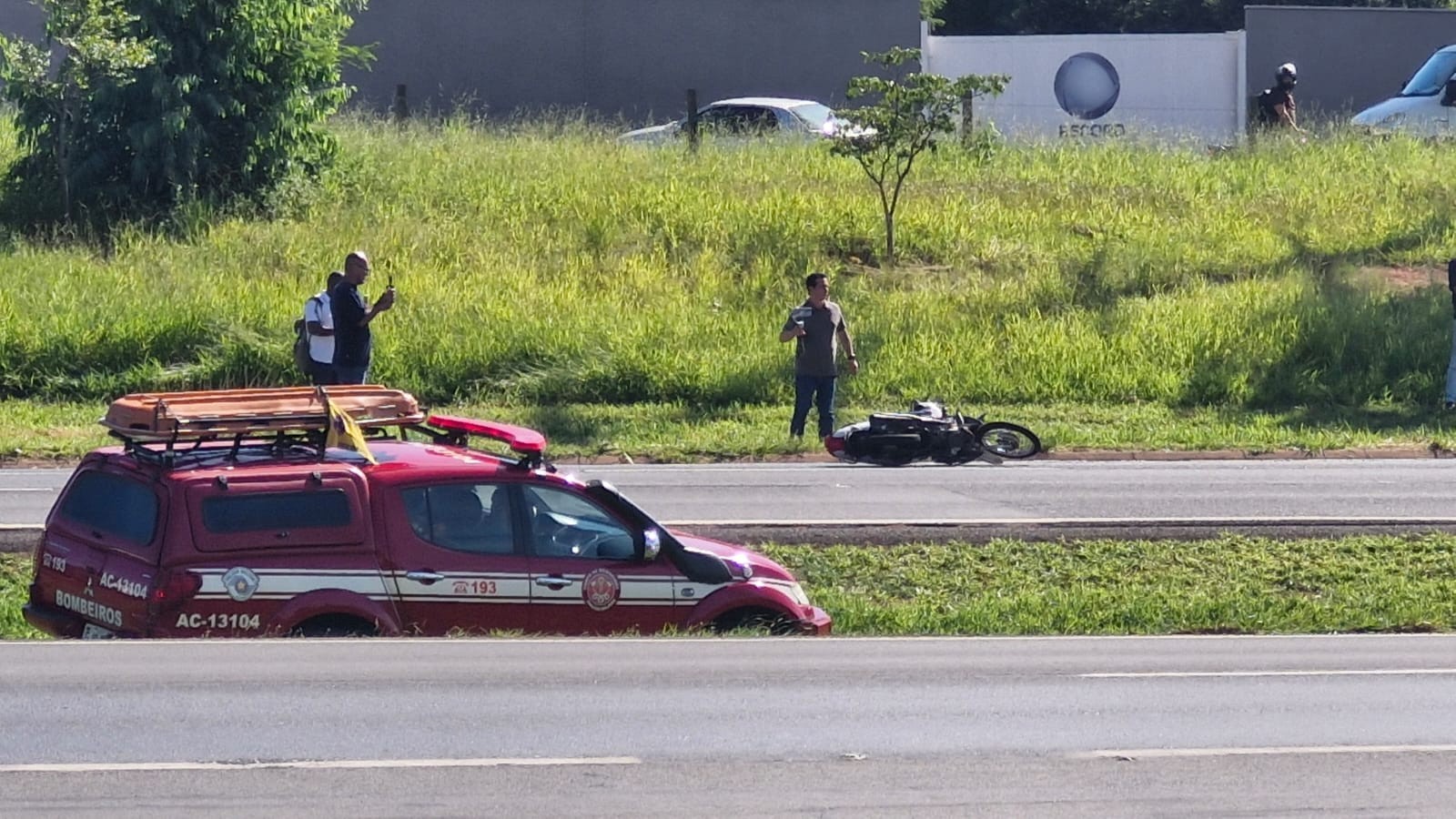 Mulher cai da motocicleta, é atropelada e vai parar embaixo de carro em rodovia de Rio Preto