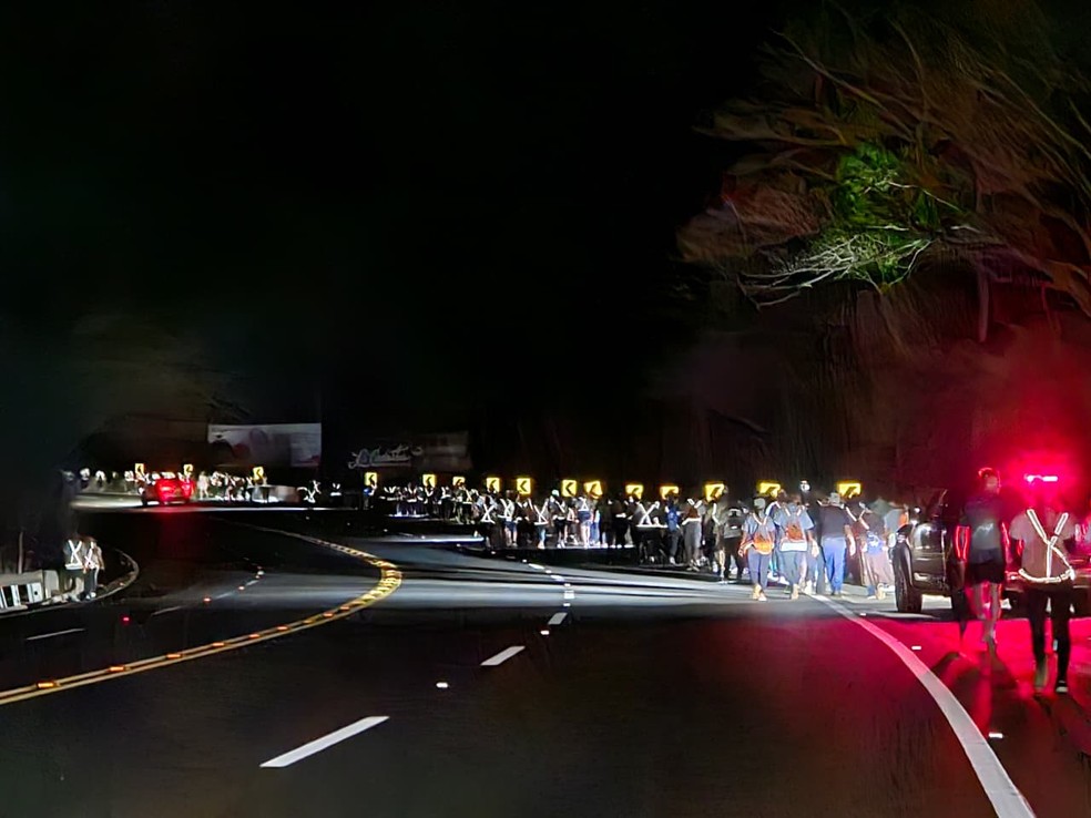 Peregrinos percorreram mais de 25 km em Mato Grosso — Foto: Rogério Júnior/TVCA