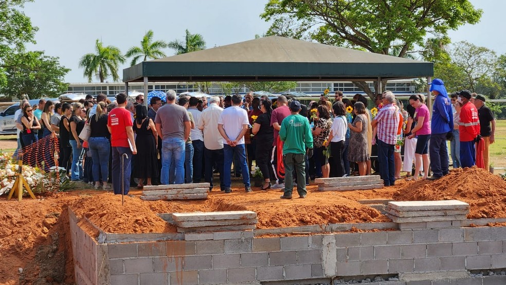 O médico ortopedista Diego Ralf de Souza Bomfim, irmão da deputada federal Sâmia Bomfim (PSOL-SP), foi enterrado na manhã deste sábado (7), no Cemitério Municipal Campal, em Presidente Prudente (SP) — Foto: Leonardo Bosisio/g1