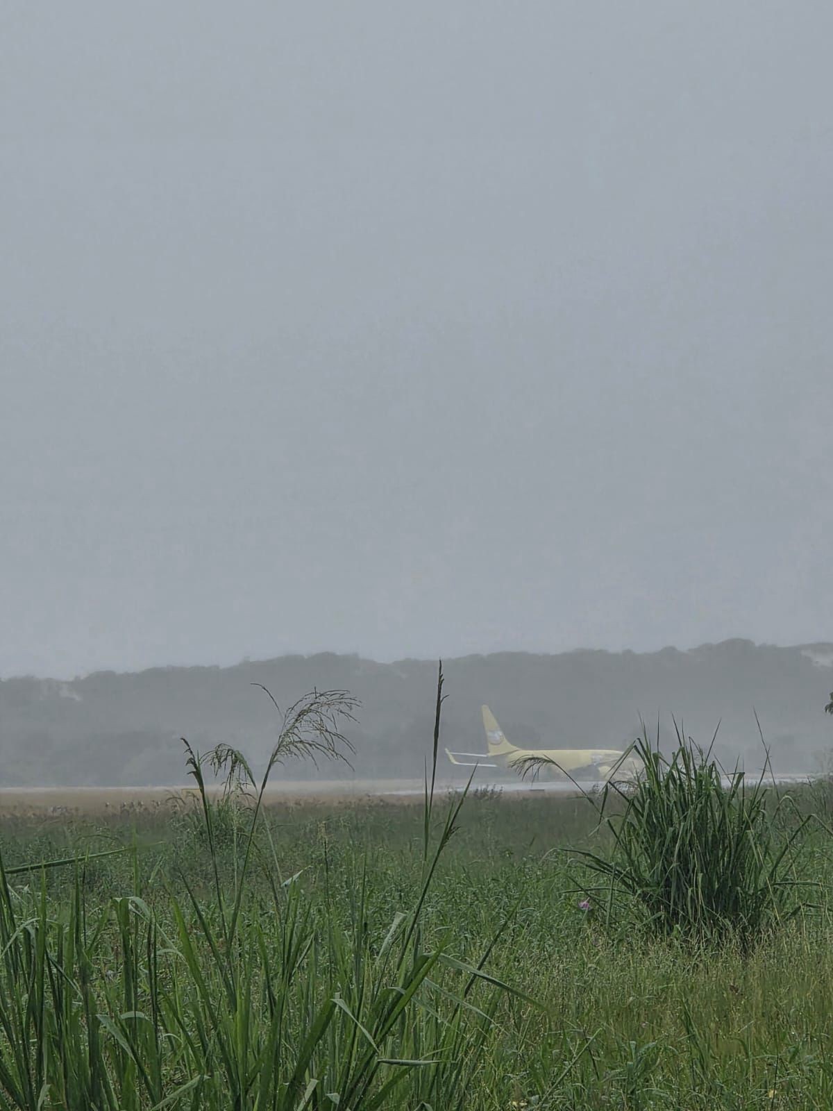 Avião cargueiro da Gol sai da pista após pouso em Salvador