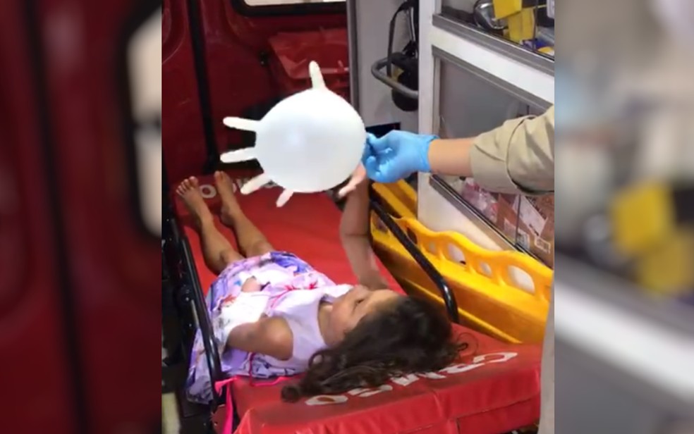Bombeiro utiliza vídeo da Galinha Pintadinha para ajudar no resgate de  criança presa no carro