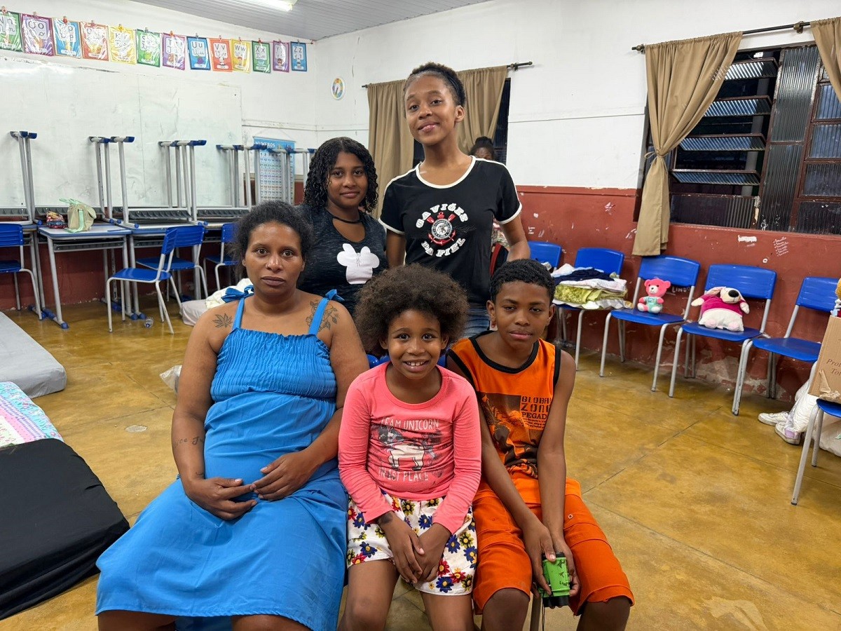 Mãe e filha grávidas caminham por meia hora para buscar abrigo após sair de casa por risco de deslizamento em Juiz de Fora