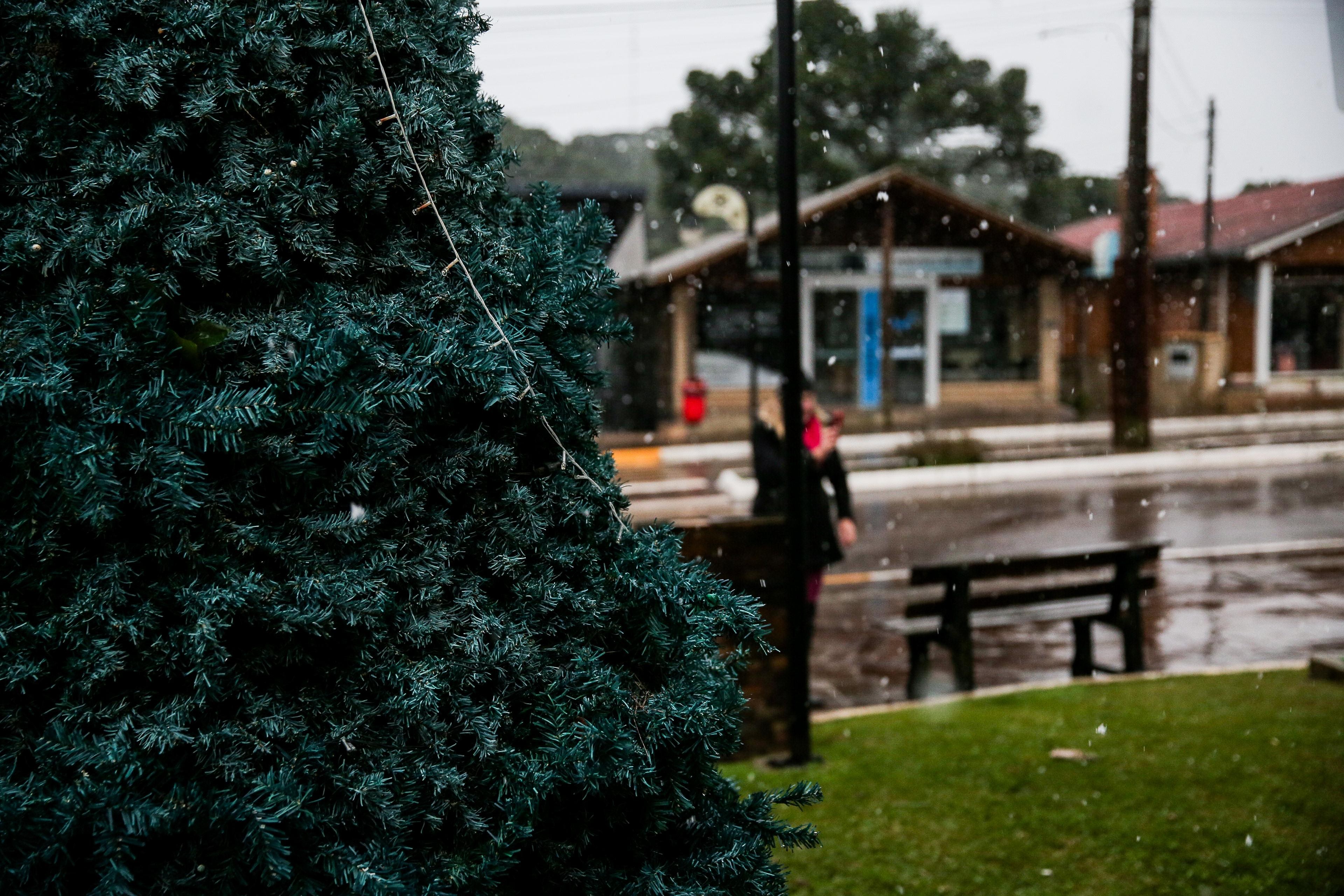 VÍDEO: Região da Serra do RS registra 1ª neve de 2025 e chuva congelada