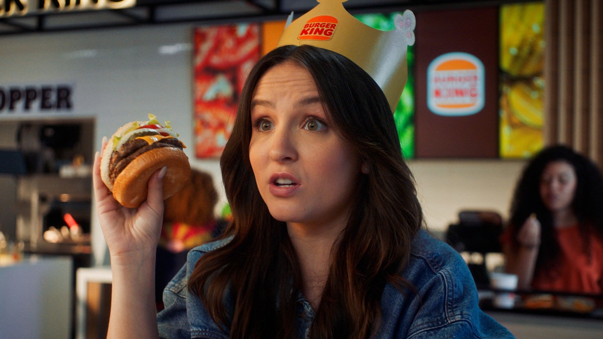 Larissa Manoela appears in a Burger King campaign and jokes about fighting for money