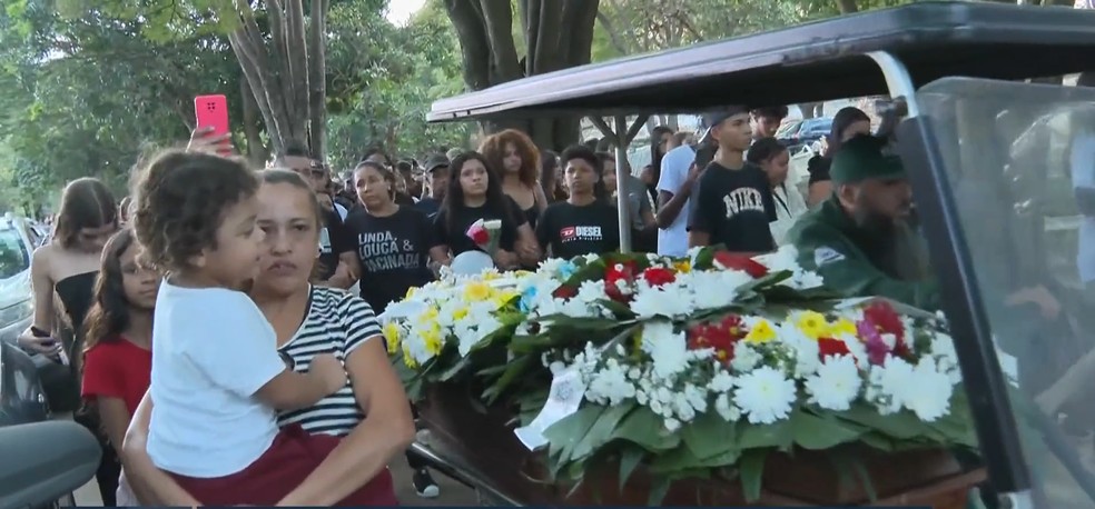 Enterro de Lucas Teles Santana na Zona Leste — Foto: Reprodução/TV Globo