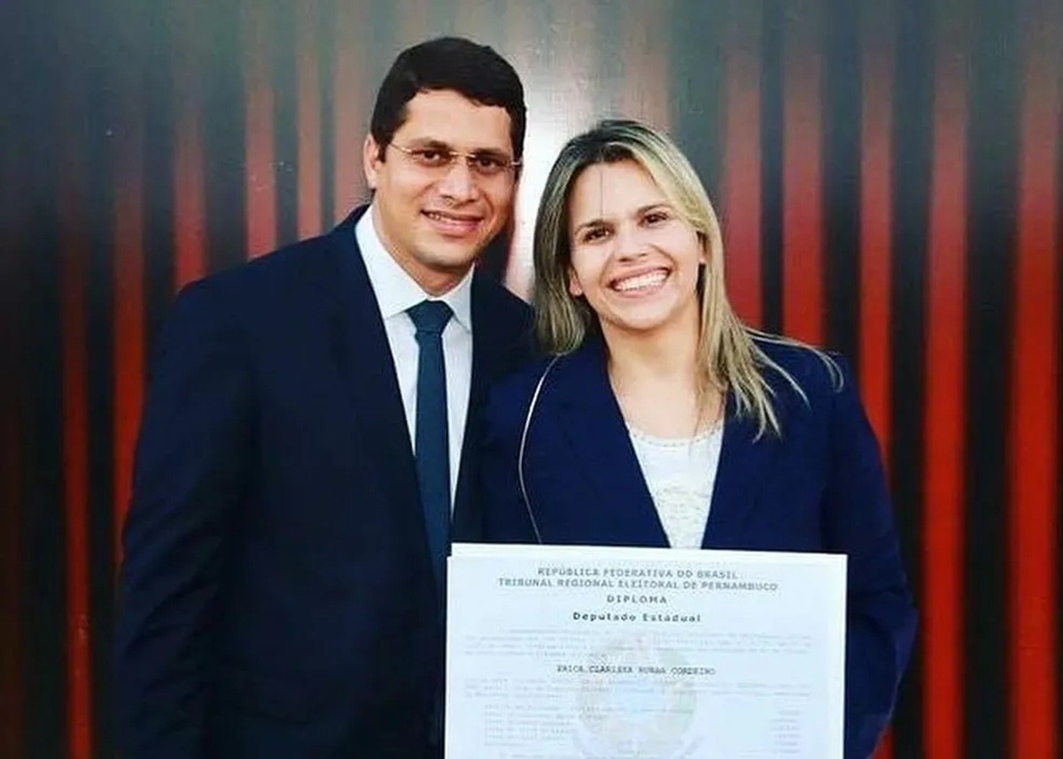 TRE manda Clarissa e Júnior Tércio removerem vídeo em que casal de deputados atribui a adversários defesa de 'kit gay'