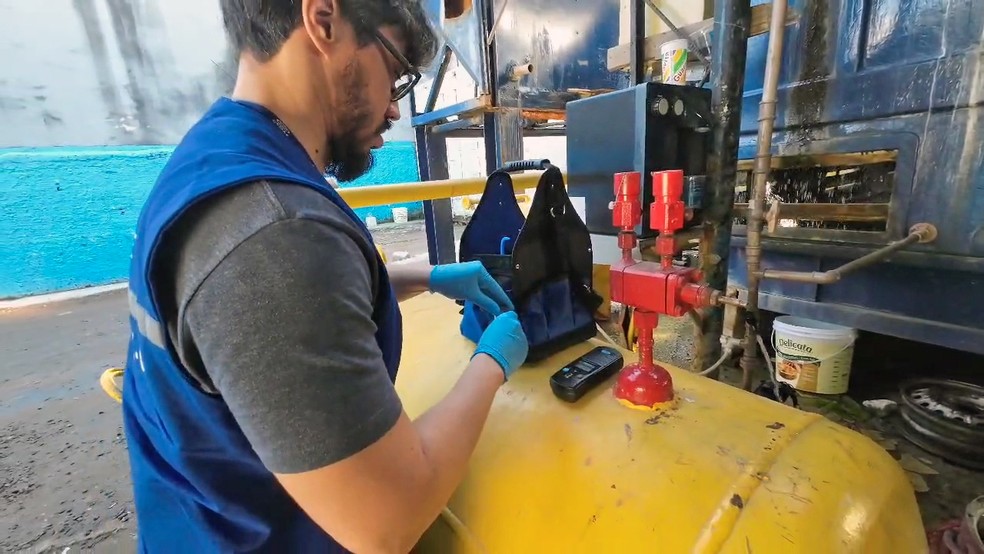 Técnico da Cedae testa a água usada em fábrica de gelo — Foto: Reprodução