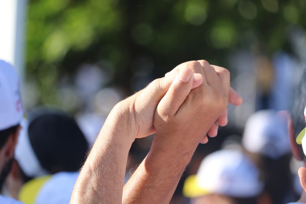 Duas pessoas com mãos dadas — Foto: Andrê Nascimento/ G1 PI