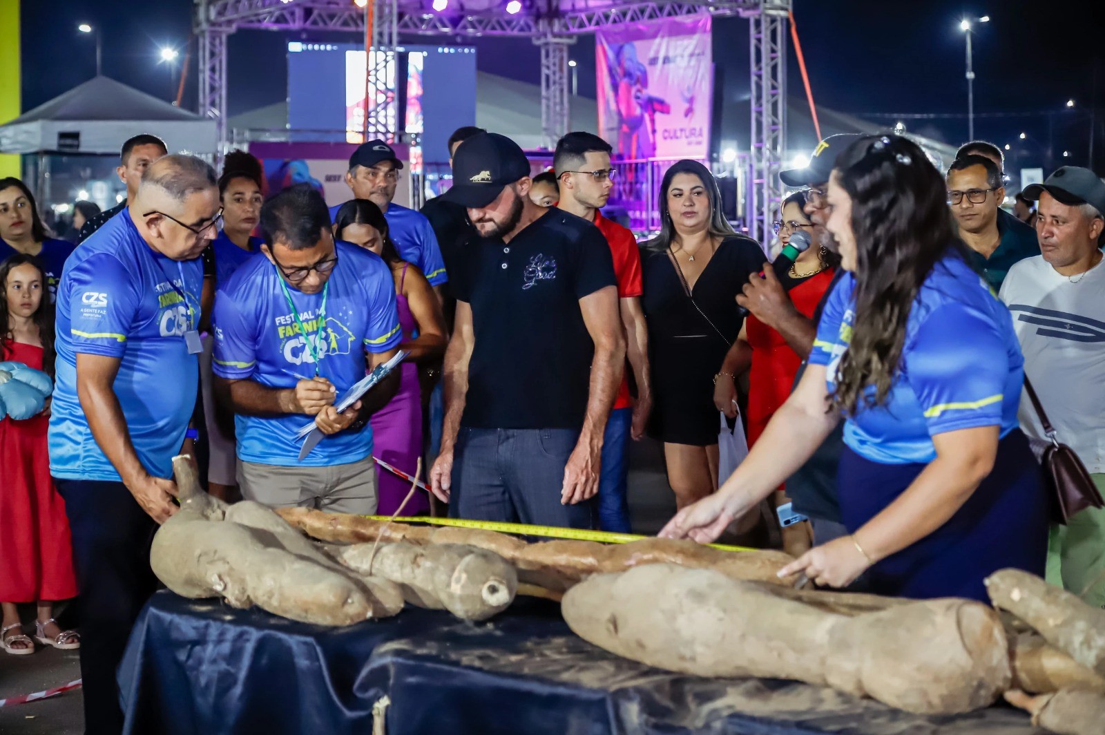 Festival da Farinha: mandioca de 14 kg e raiz com quase 3 metros vencem concurso em Cruzeiro do Sul