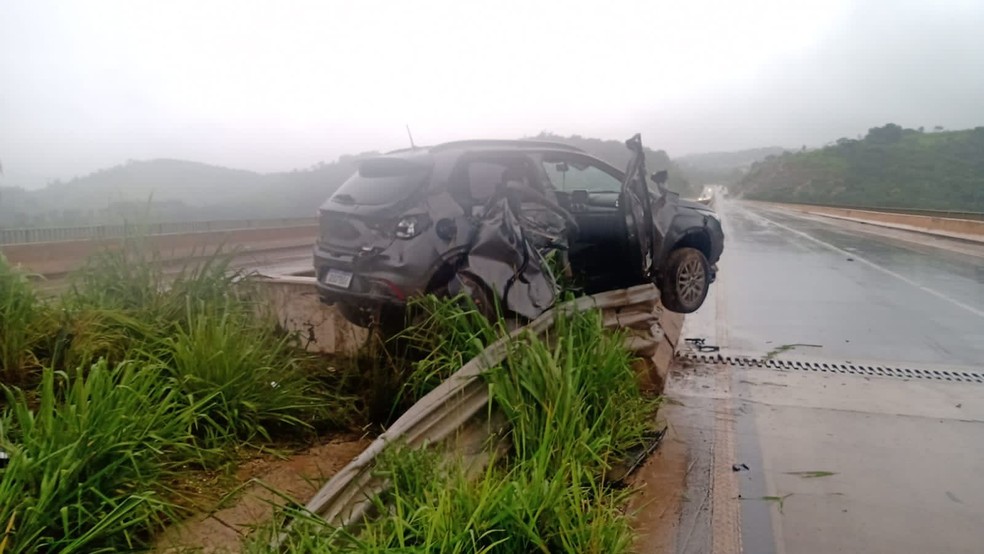 Carro parou sobre mureta após acidente na BR-381, em Caeté — Foto: Redes sociais