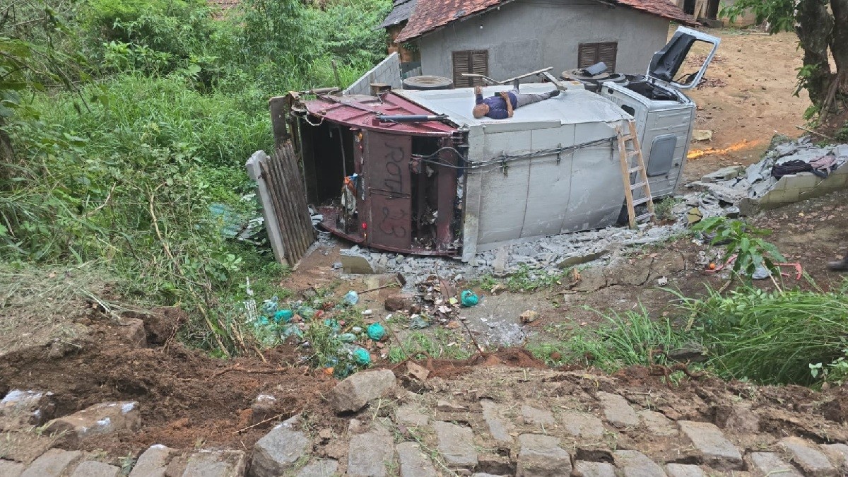 Caminhão de lixo tomba após rua ceder em Petrópolis