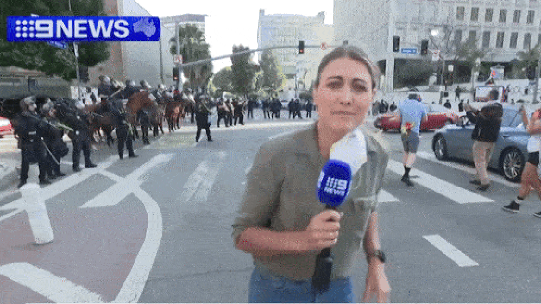 Repórter é atingida por bala de borracha durante protesto em Los Angeles