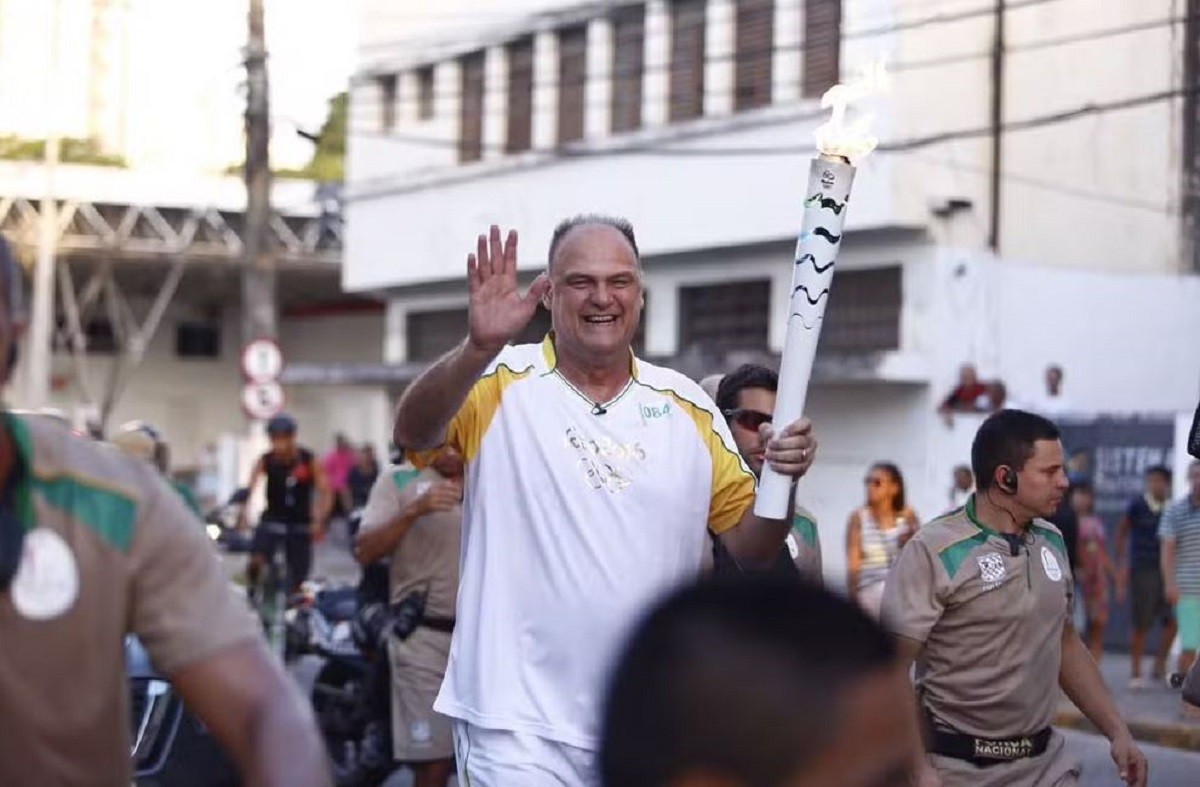 Oscar Schmidt se emocionou ao conduzir tocha olímpica em Natal, onde nasceu