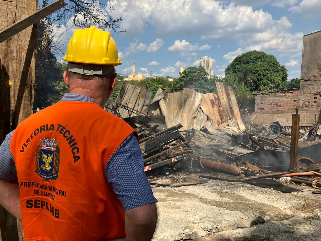 Incêndio atinge ferro-velho em Campinas; ninguém se feriu