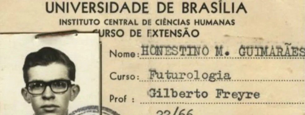 Documento de identificação de Honestino Guimarães no curso de futurologia ministrado por Gilberto Freyre na UnB — Foto: Arquivo pessoal/Reprodução