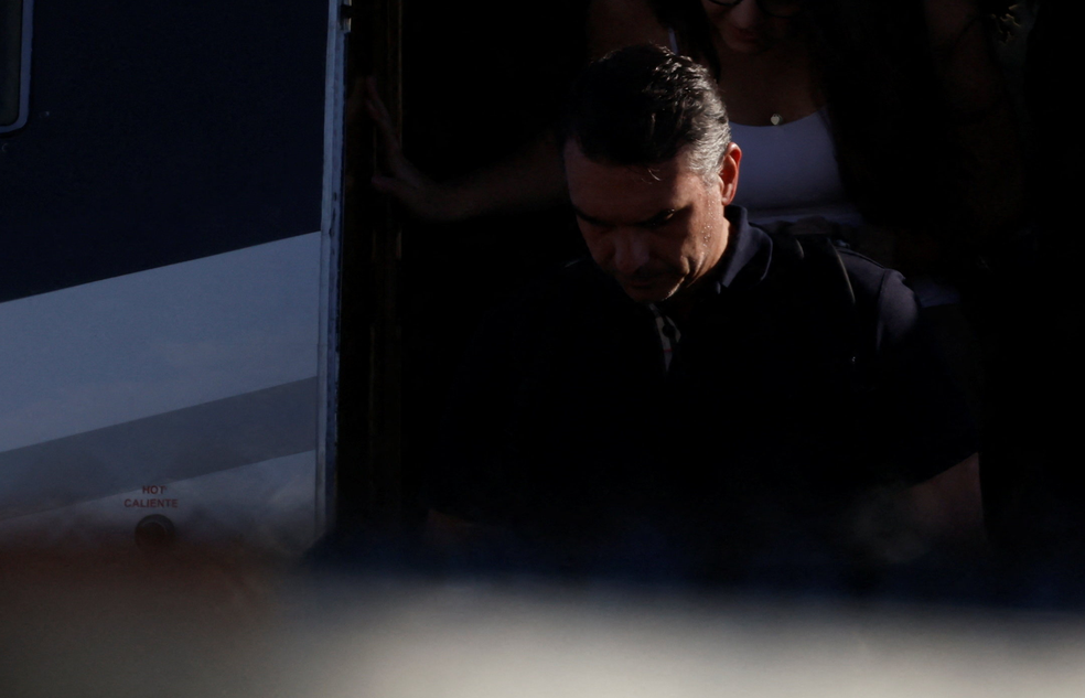 Fl&aacute;vio Bolsonaro desembarca nos Estados Unidos &mdash; Foto: Eva Marie Uzcategui/Reuters