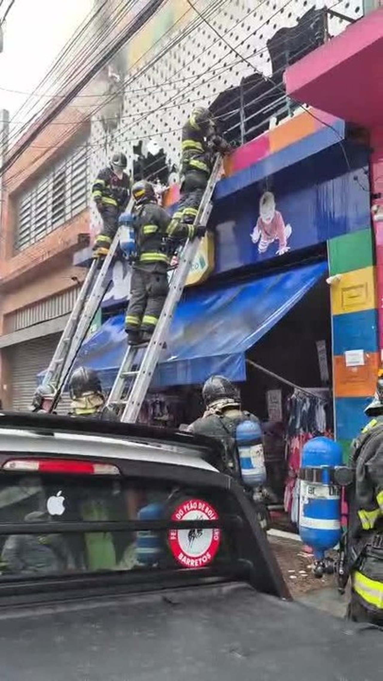 Incêndio atinge loja de produtos infantis na região do Brás, Centro de SP