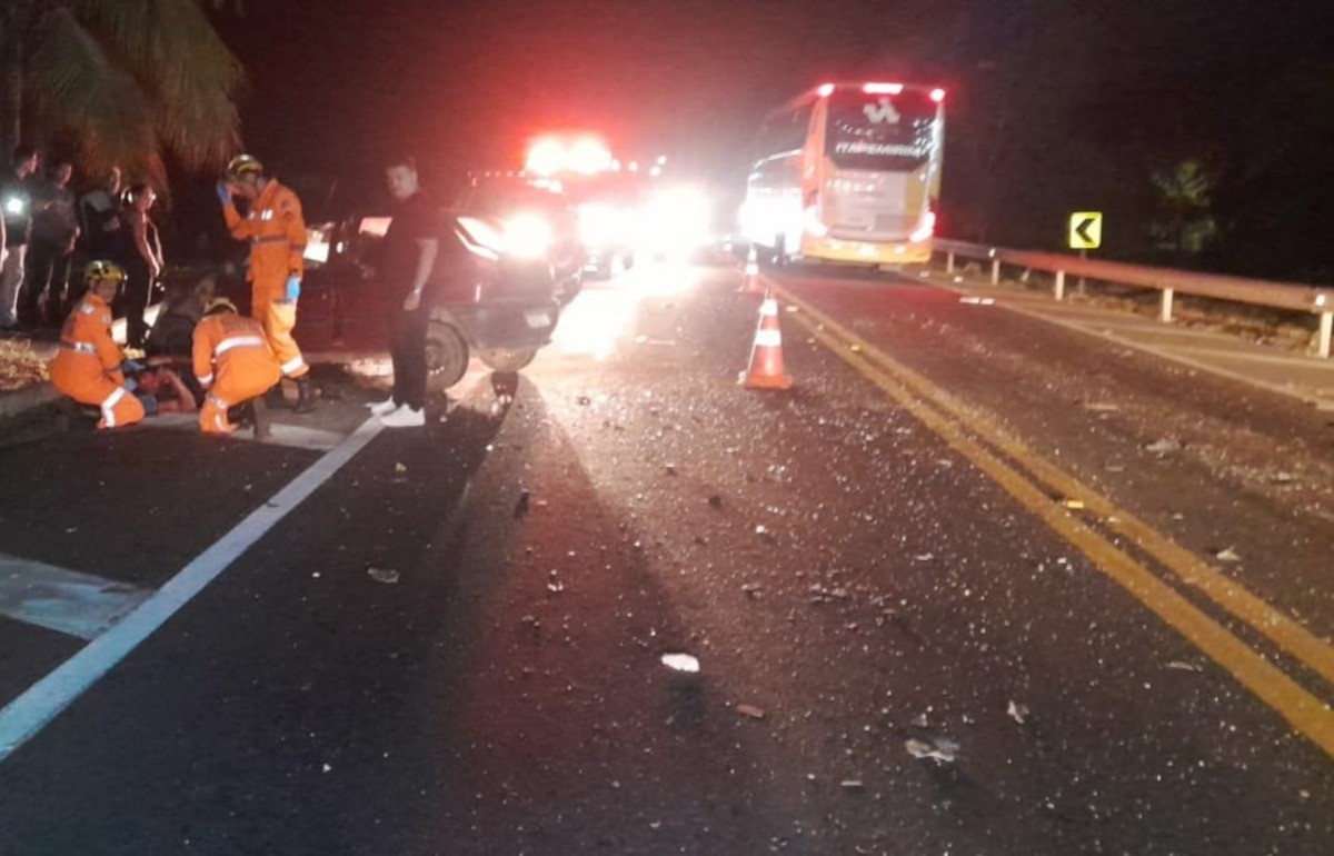 Motorista inabilitado fica ferido após bater carro contra ônibus de turismo na BR-116