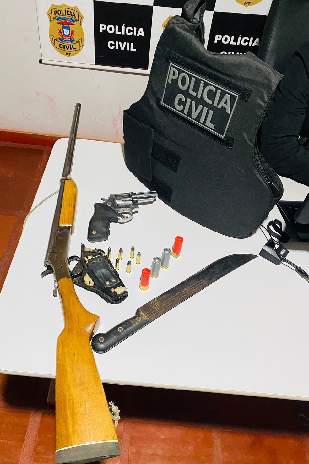 Com o suspeito, a polícia apreendeu armas de fogo — Foto: Polícia Civil