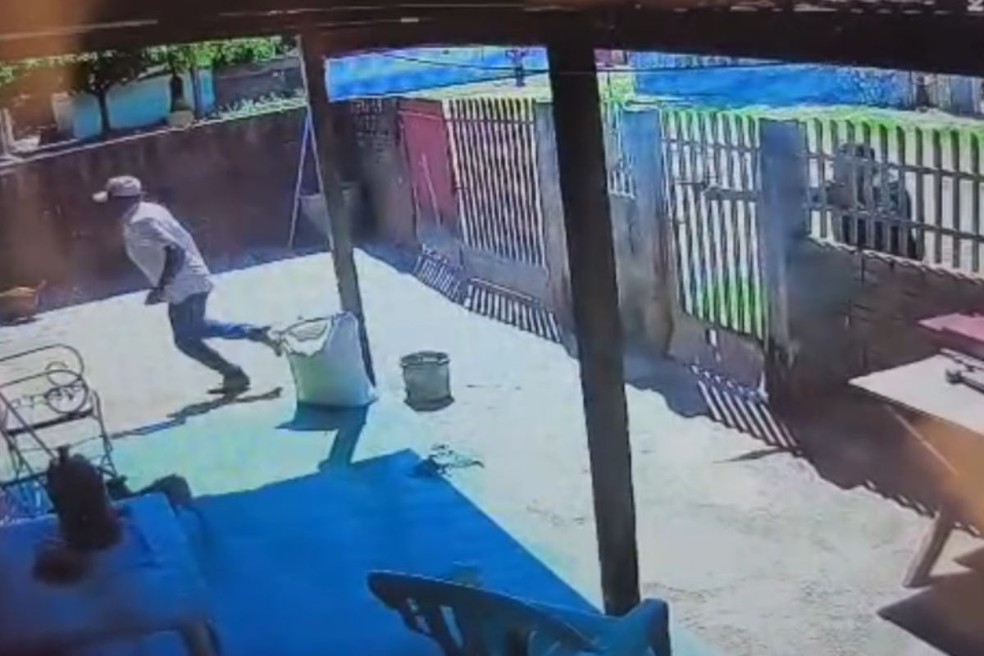 Homem foi morto a tiros ao atender suspeito na porta de casa, em Bela Vista (MS). — Foto: Câmera de segurança