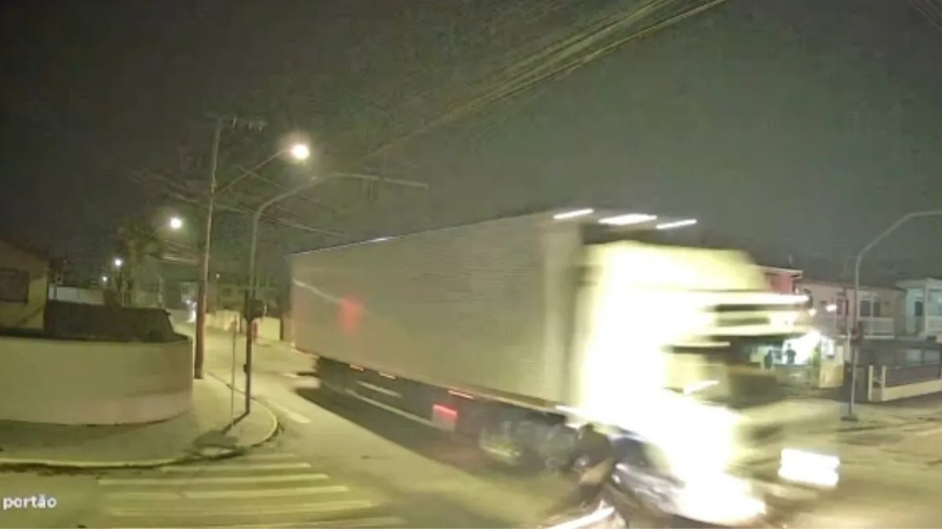 VÍDEO: motociclista escapa da morte por centímetros após batida com caminhão em SC